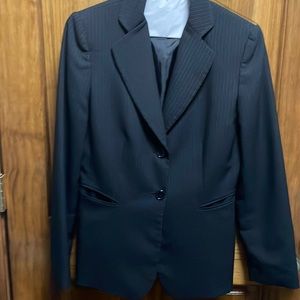 Tahari Arthur S Levine 2-piece pantsuit black pinstripe size 4